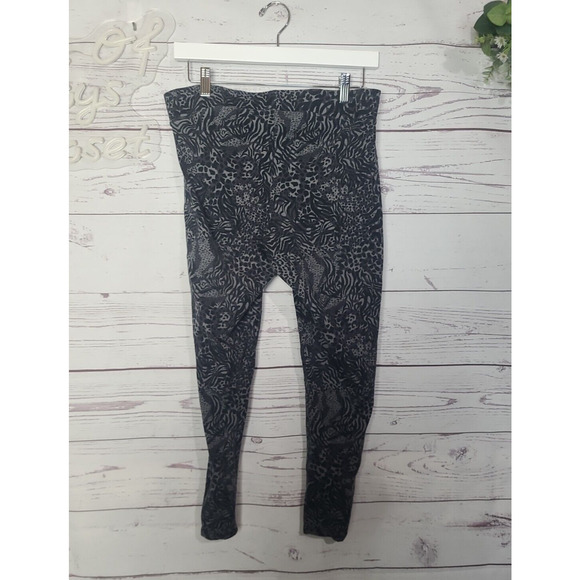 Torrid Gray Animal Print Skinny Mid Rise Athletic Yoga Leggings Womans Size 1x - Picture 2 of 4
